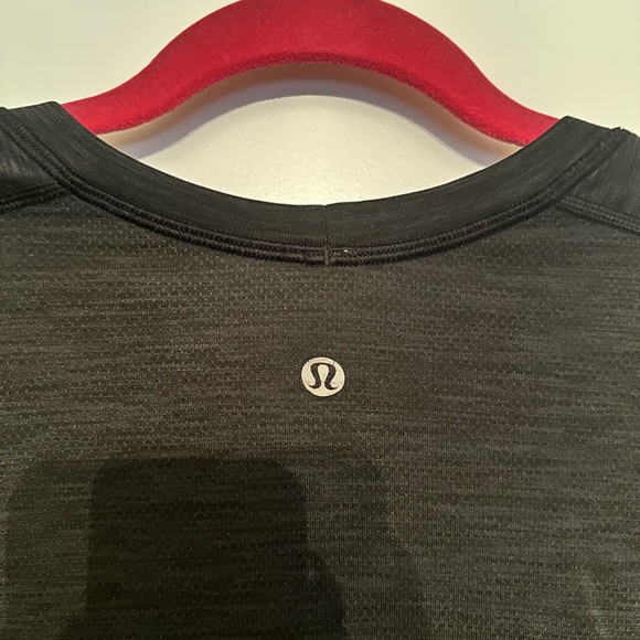 Lululemon Men’s Black Sz L Short Sleeve Shirt - Picture 3 of 4